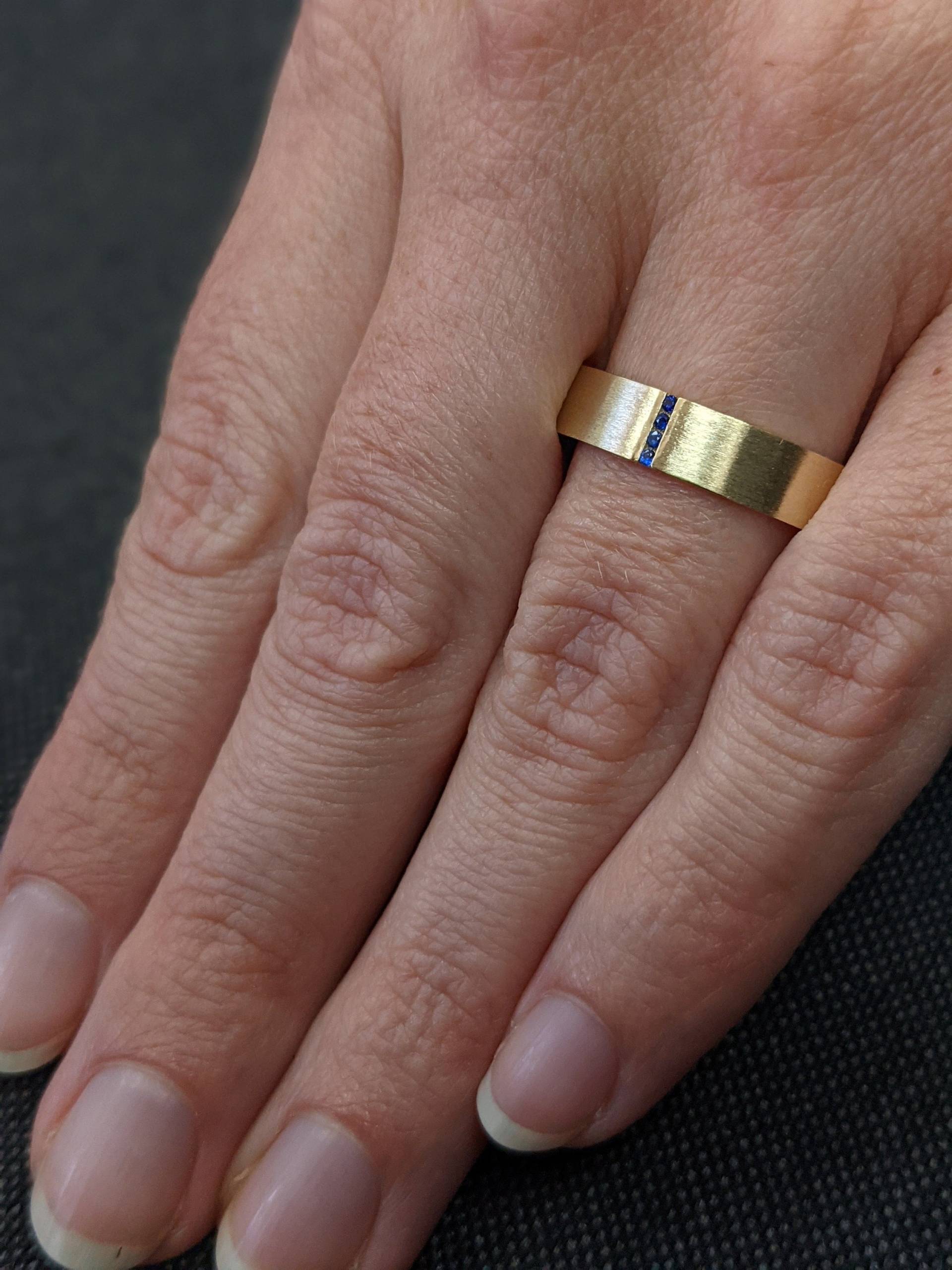 Gold Saphir Ring Herren - Ehering 5mm Band Mit Saphiren Unikat Band 14K Für Männer von BravermanOren