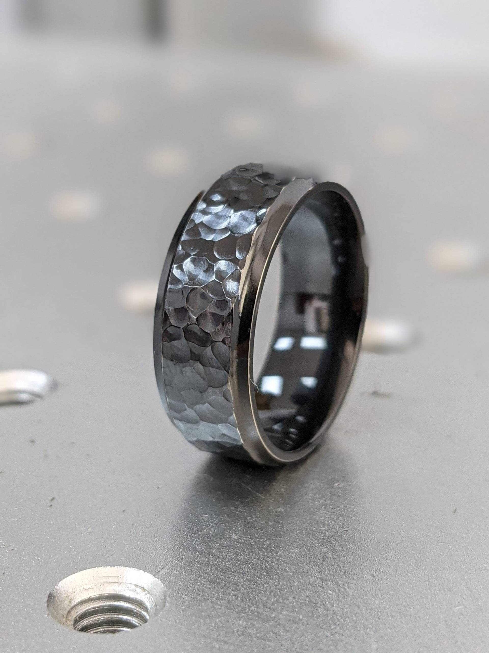 Herren Ehering Comfort Fit Gehämmert Schwarzer Zirkon Ring 8mm Geschwungene Kanten Gebürstet von BravermanOren