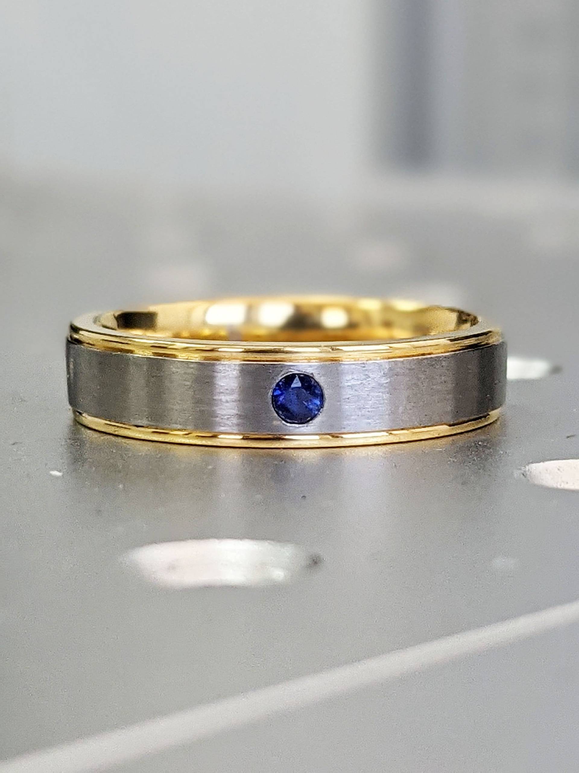 Herren Eheringe, 14K Gelb Gold Band, Titan Blaues Saphir Blauer Ring, Satin Gebürstet Abgestufte Kanten von BravermanOren