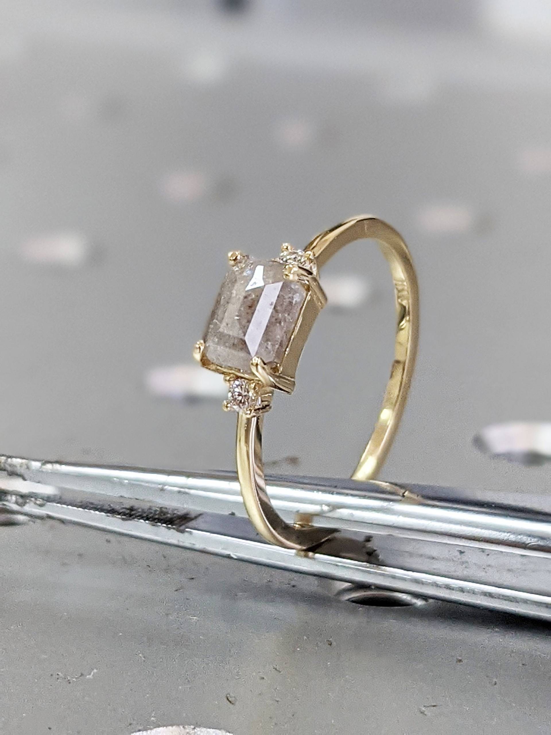 Limitierter Salz Und Pfeffer Diamant Ring, Alternativer Versprechen Milchiger Art Deco 1920's Inspiriertes Dünnes Zierband, Unikat Ring von BravermanOren