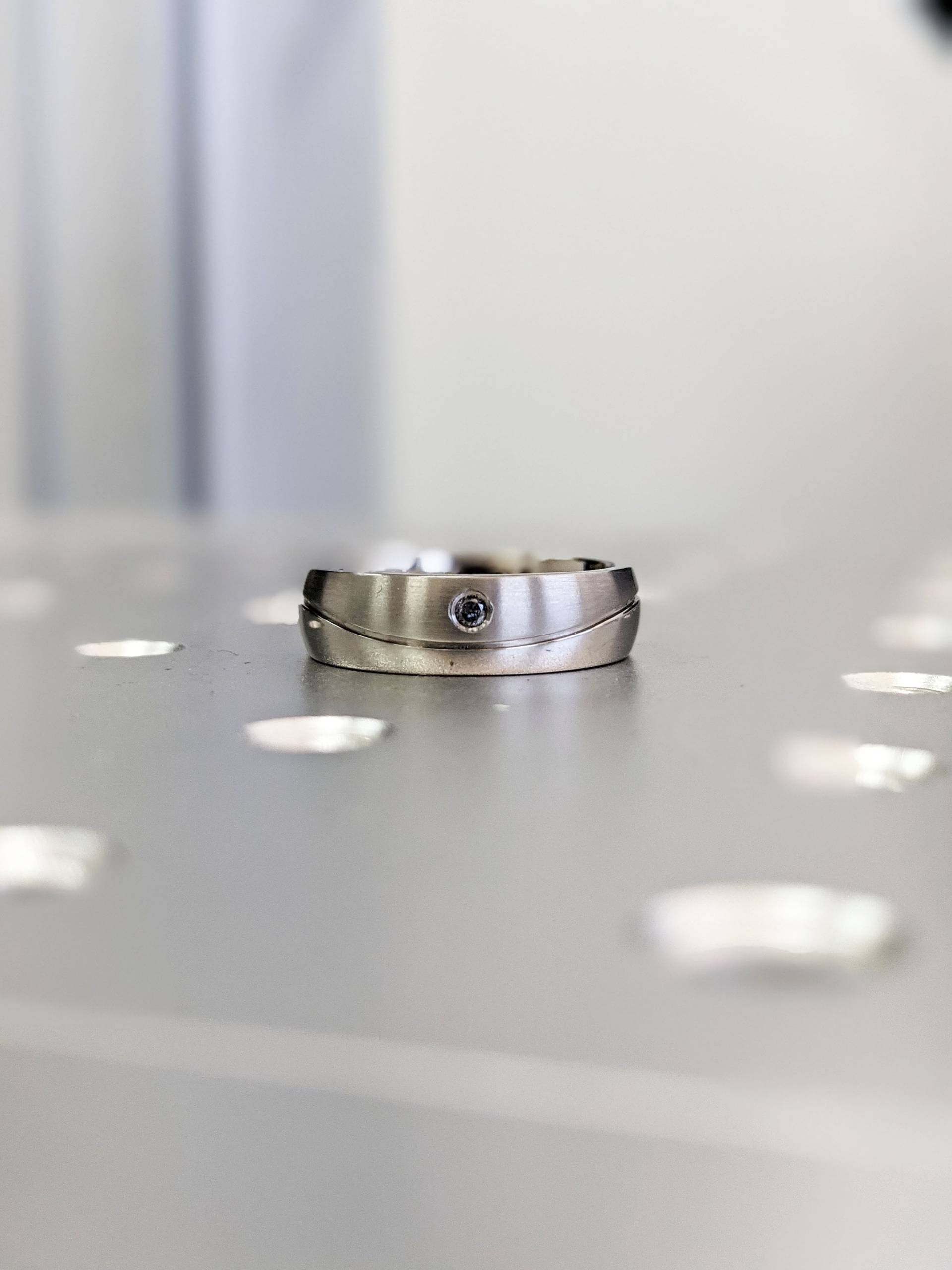 Rohdiamant Ring Salz Und Pfeffer Diamant Geschwungen Ehering Titan Halb Poliert Halb Gebürstet 6mm Die Welle von BravermanOren