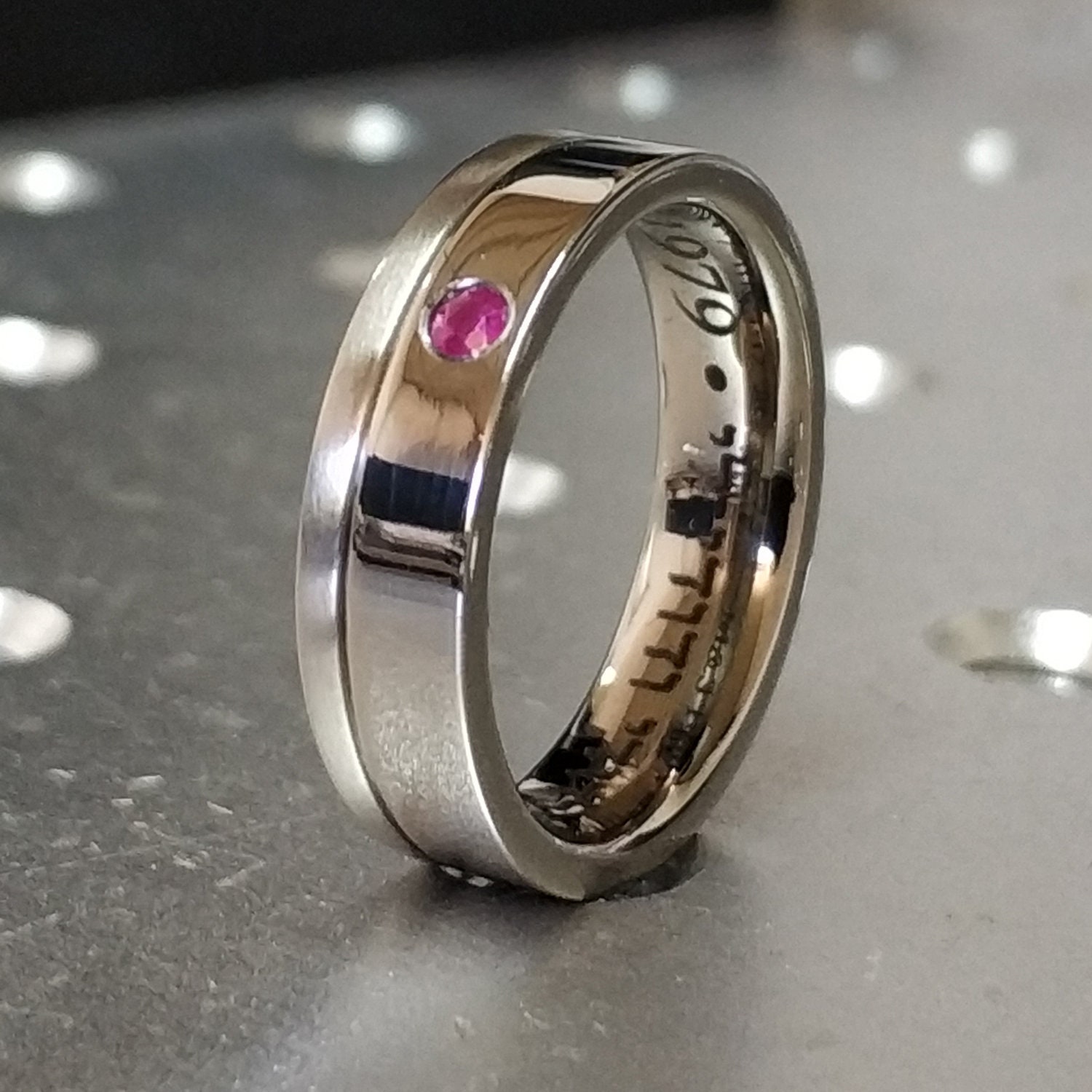 Roter Rubin Band, Damen Eheringe, Zartes Titan Ring, Frau Ring von BravermanOren