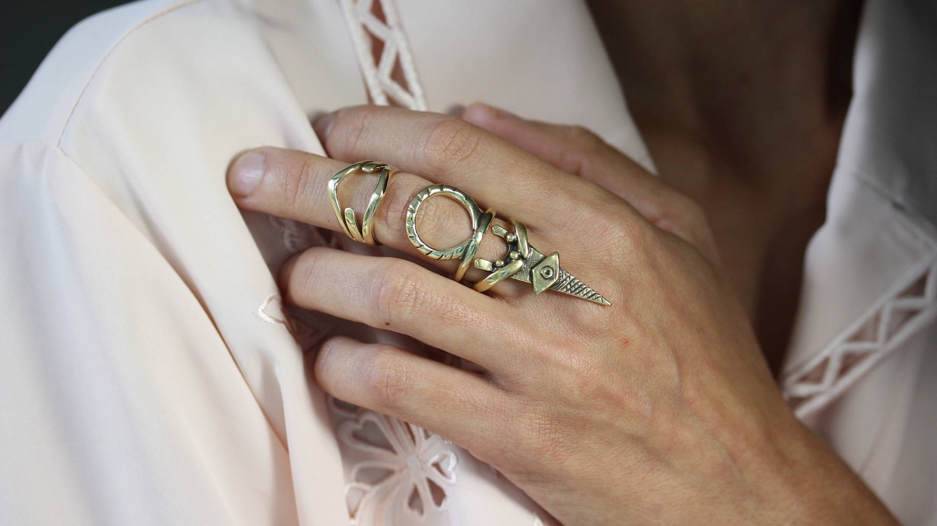 Die Dreifache Krieger-Rüstung Goldring Graviert Goth-stil Frauen in Massiver Gelber Bronze von BreakAstone