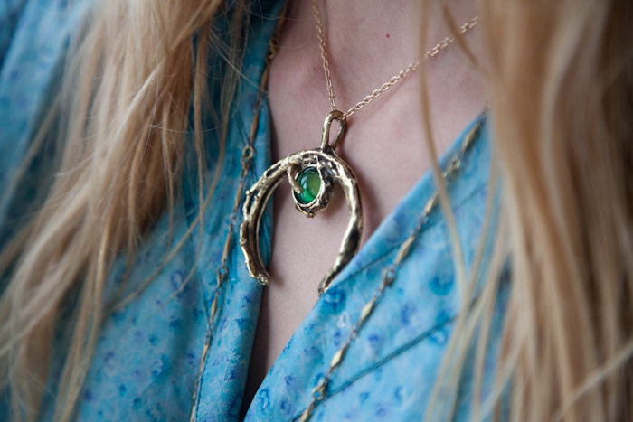 Grüne Achat Stein Kristall Halbmond Halskette - Hexe Boho Gold in Bronze Auf Bestellung von BreakAstone