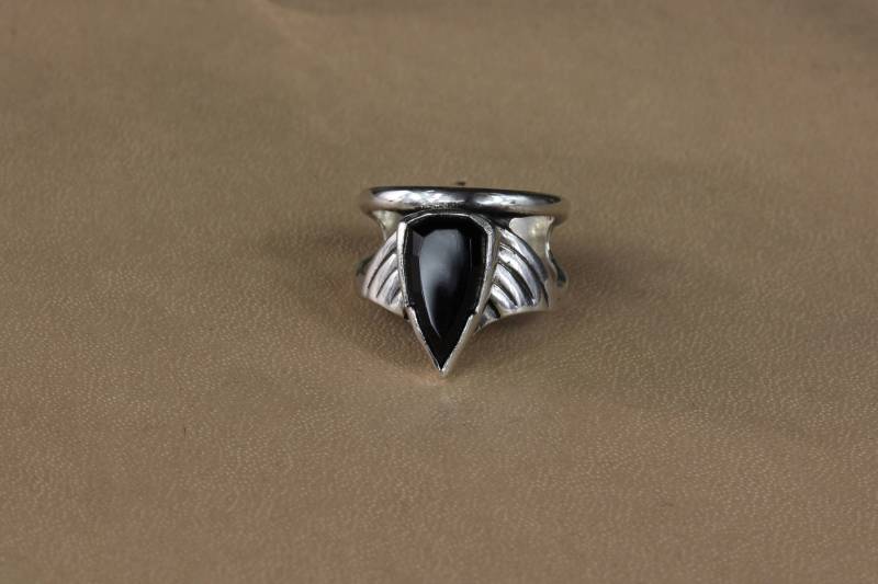 Facettierter Schwarzer Onyx Pfeil Ring - Sterling Silber Oder Gold Platte von BreakAstone