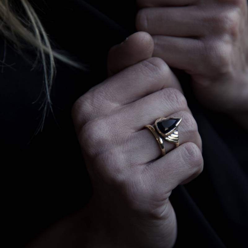 Pfeil Ring - Facettierter Onyx Aus Massiver Bronze von BreakAstone