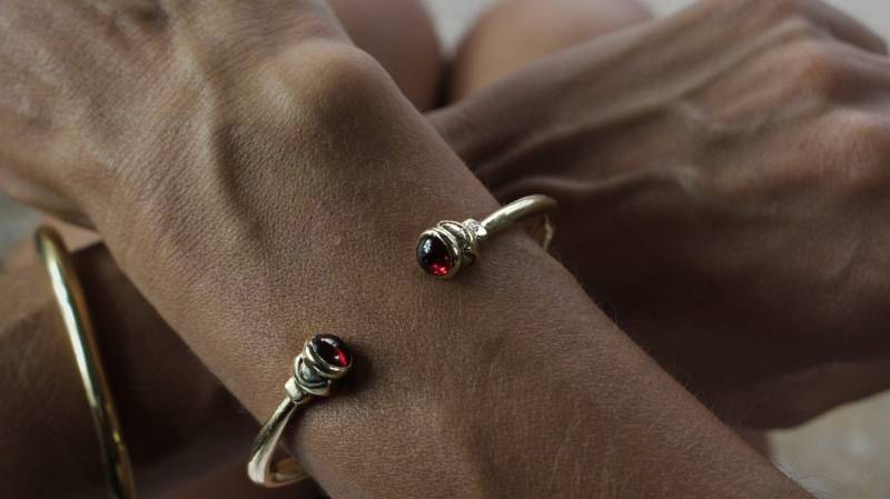 The Acorn Granat Cuff - Gefertigt in Massiver Bronze Oder Massivem Sterling Silber von BreakAstone