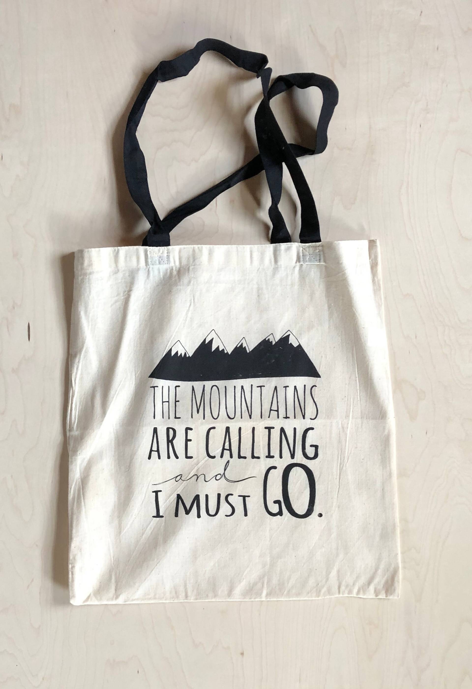 Berge Tragetasche, The Mountains Are Calling & I Must Go Markttasche, Geschenktasche, Wiederverwendbare Tasche, Siebdruck, Handgemacht Berge Tragetasche, The Mountains Are Calling & I Must Go Markttasche, Geschenktasche, Wiederverwendbare Tasche, Siebdruck, Handgemacht von BreakoutPressCo