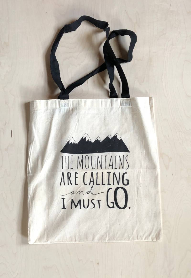Berge Tragetasche, The Mountains Are Calling & I Must Go Markttasche, Geschenktasche, Wiederverwendbare Tasche, Siebdruck, Handgemacht Berge Tragetasche, The Mountains Are Calling & I Must Go Markttasche, Geschenktasche, Wiederverwendbare Tasche, Siebdruck, Handgemacht von BreakoutPressCo