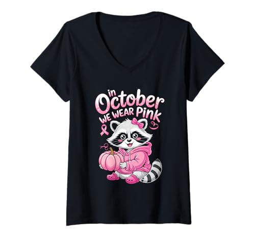 Damen Im Oktober tragen wir rosa Halloween Waschbär Rosa Kürbis T-Shirt mit V-Ausschnitt Damen Im Oktober tragen wir rosa Halloween Waschbär Rosa Kürbis T-Shirt mit V-Ausschnitt von Breast Cancer Awareness Feral Pink October Ribbon