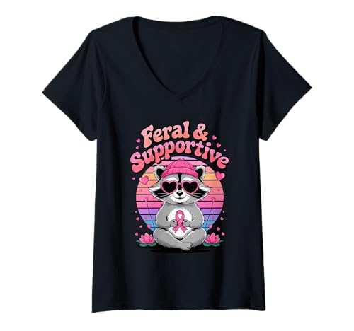 Damen Feral & Supportive Breast Cancer Awareness Cute Raccoon T-Shirt mit V-Ausschnitt Damen Feral & Supportive Breast Cancer Awareness Cute Raccoon T-Shirt mit V-Ausschnitt von Breast Cancer Awareness Feral Retro Ribbon