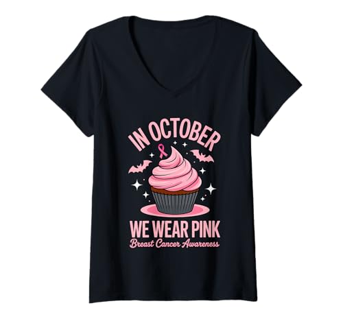 Damen Im Oktober tragen wir rosa Brustkrebs T-Shirt mit V-Ausschnitt von Breast Cancer October Awareness Cupcake