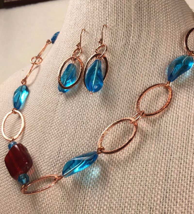 Kupfer-Links-Halskette Mit Rotbraun & Blau/20" Lange > Glänzende Kupfer-Ovale, Glas Kupfer-Links-Halskette Mit Rotbraun & Blau/20" Lange > Glänzende Kupfer-Ovale, Glas von Breenadorn