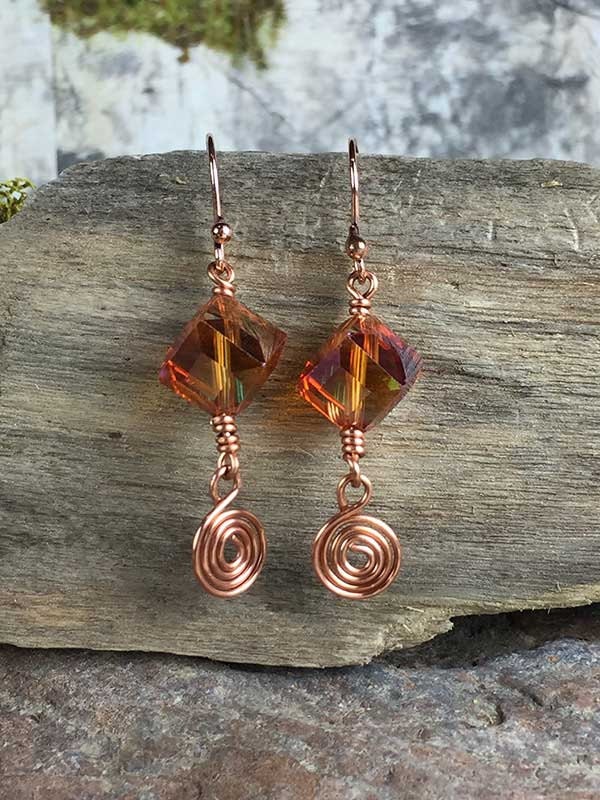 Kupfer-Spirale & Dark Amber Ohrringe/2", Kupferdrähte Und Spiralen, Braunglas-Würfel, Handgefertigt Kupfer-Spirale & Dark Amber Ohrringe/2", Kupferdrähte Und Spiralen, Braunglas-Würfel, Handgefertigt von Breenadorn