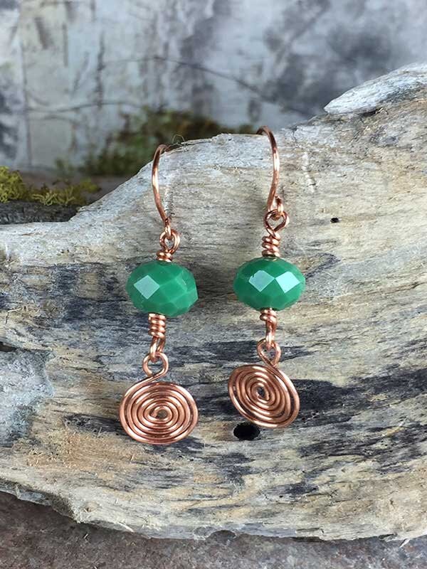 Kupfer-Spirale & Emerald Green Rondel Ohrringe/1 1/2", Kupferdrähte Und Spiralen, Undurchsichtigen Grünen Glas Rondels, Handgefertigt Kupfer-Spirale & Emerald Green Rondel Ohrringe/1 1/2", Kupferdrähte Und Spiralen, Undurchsichtigen Grünen Glas Rondels, Handgefertigt von Breenadorn