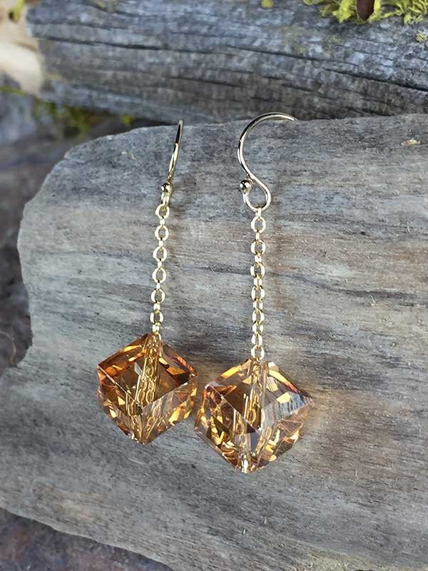 Leichte Amber Cube Kette Drop Ohrringe/1 1/2", Gold-Filled Drähte & Kette, Glas-Würfel, Handgefertigt Leichte Amber Cube Kette Drop Ohrringe/1 1/2", Gold-Filled Drähte & Kette, Glas-Würfel, Handgefertigt von Breenadorn