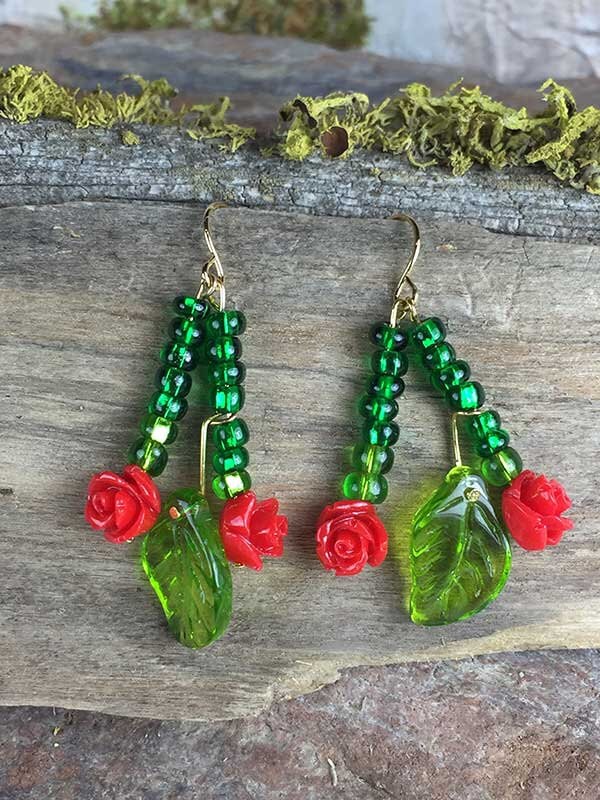 Red Cherry Rosen & Grün Perlen Ohrringe/1 3/4", Rosen, Kirschen, Grünen Glas Blätter, Handgefertigt Red Cherry Rosen & Grün Perlen Ohrringe/1 3/4", Rosen, Kirschen, Grünen Glas Blätter, Handgefertigt von Breenadorn