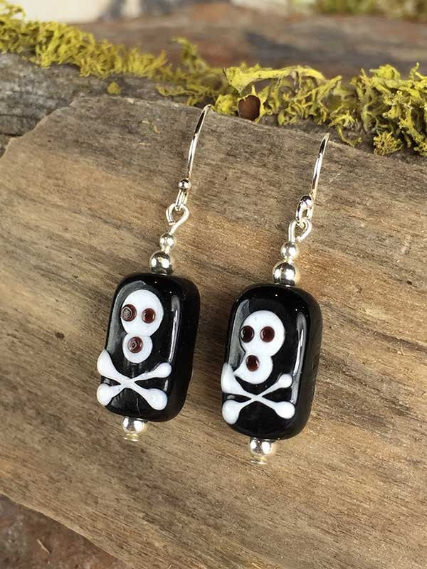 sterling-Black/White Skull & Crossbones Ohrringe/1 3/8", Glas, Handarbeit von Breenadorn