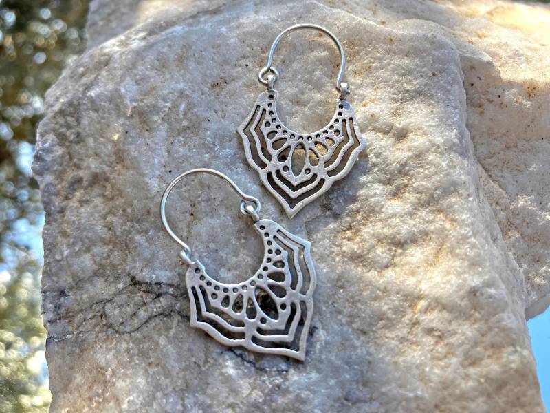 Mandala Lotus Boho Antik Silber Ethno Ohrringe von BreezeJewelryShop