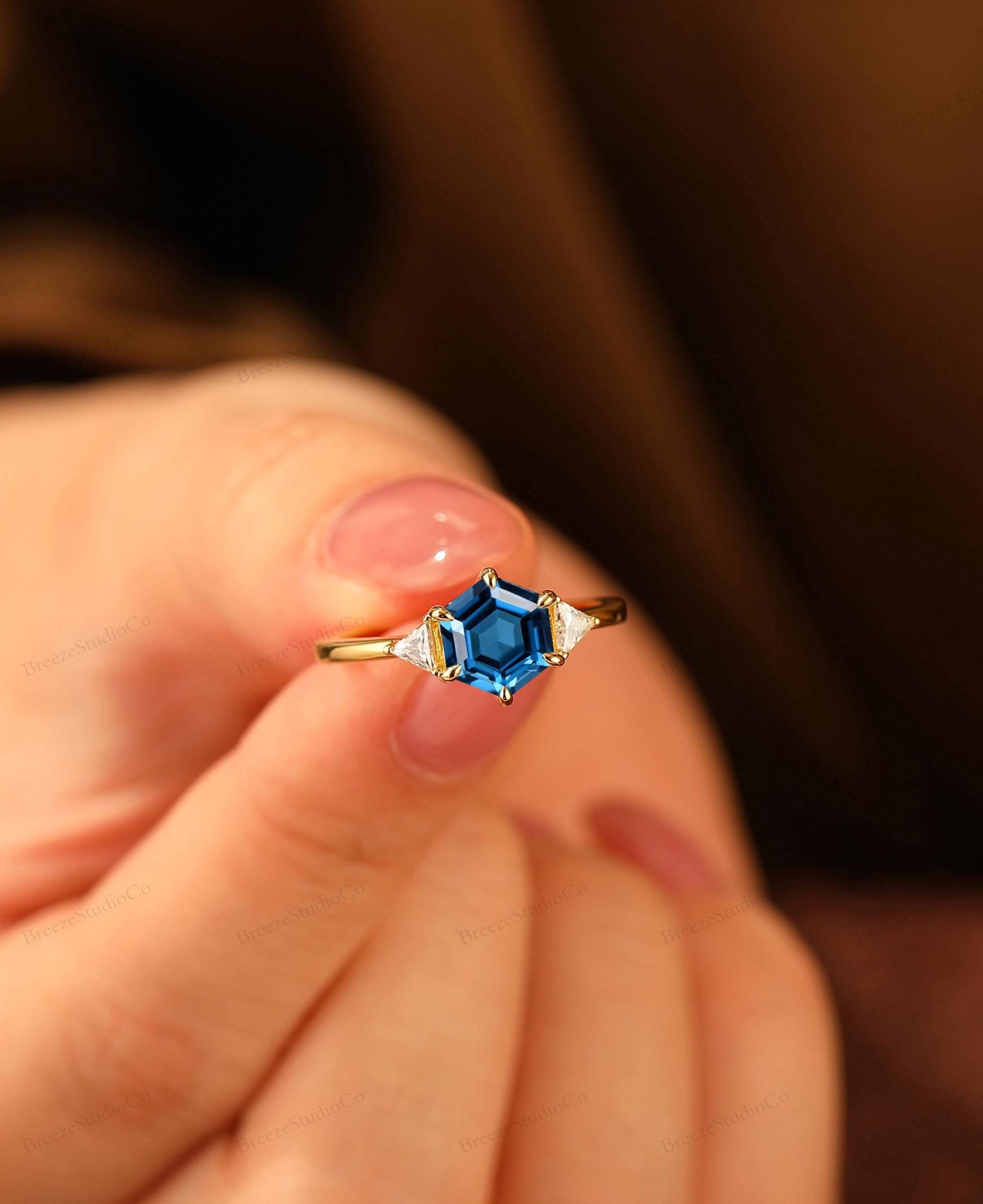 Vintage 1Ct Hexagon Natürlich London Blauer Topas Ring, Drei-stein Ringe, Multi-stein Dreieck Verlobungsringe, 6 Zinken Eheringe von BreezeStudioCo