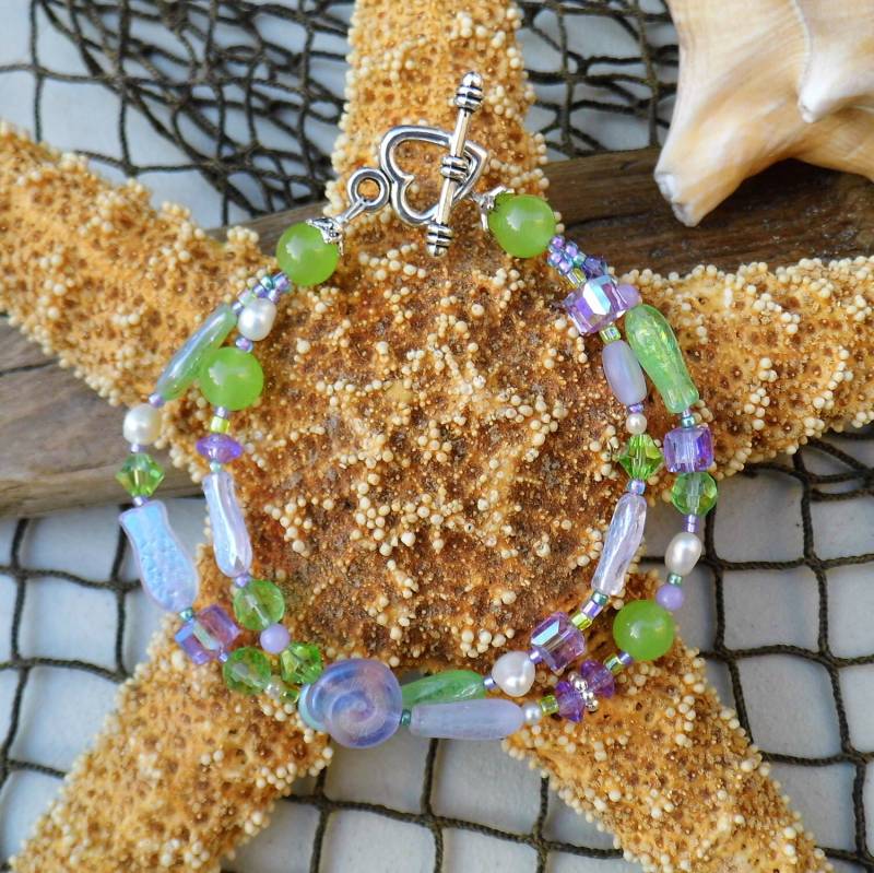 Upcycled Strand Meer Inspiriert Grün Und Lavendel Hues Armband Upcycled Strand Meer Inspiriert Grün Und Lavendel Hues Armband von BreezyGirlArts