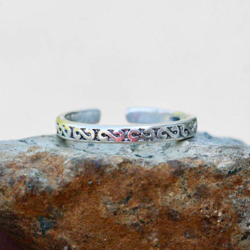 Cooles Design Skinny Sterling Silber Band Oxidiertes Muster, Einstellbare Größe Von 6 Bis von BreitJewelryDesigns