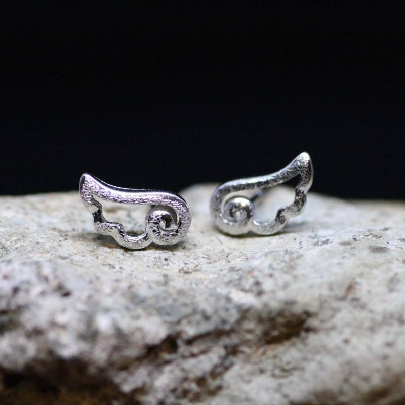 Kleine Engelflügel Ohrringe Handgefertigt in Sterlingsilber 925, Aus Kanada, Geschenk Für Sie, Kleine Ohrstecker von BreitJewelryDesigns