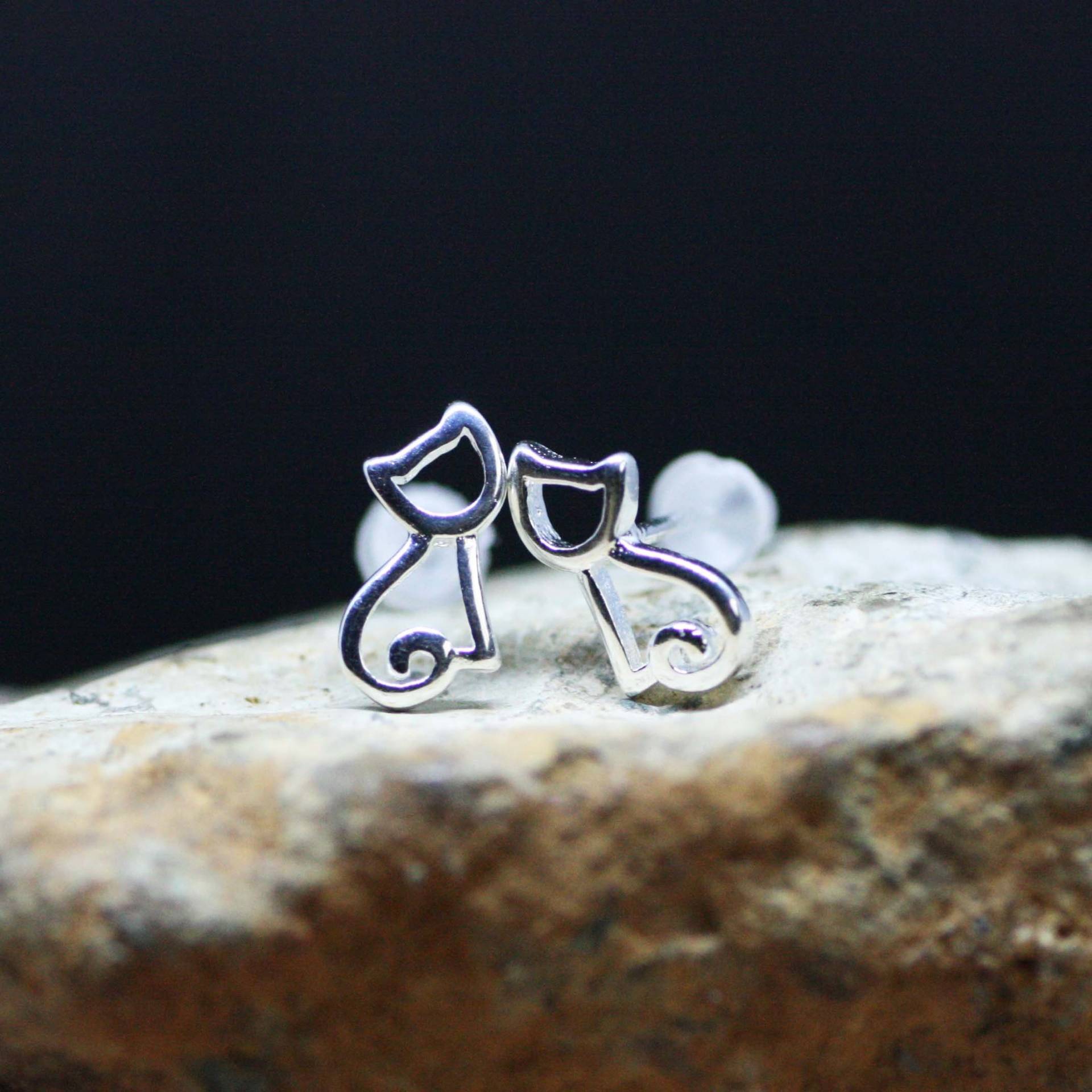 Kleine Kätzchen Katze Ohrringe Silber 925, Kleine Mädchen Ohrringe, Minimalist Schmuck von BreitJewelryDesigns