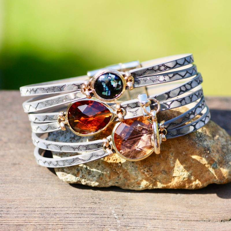 Sparkly Beige Kunstleder Multi Color Edelstein Armband Handmade von BreitJewelryDesigns