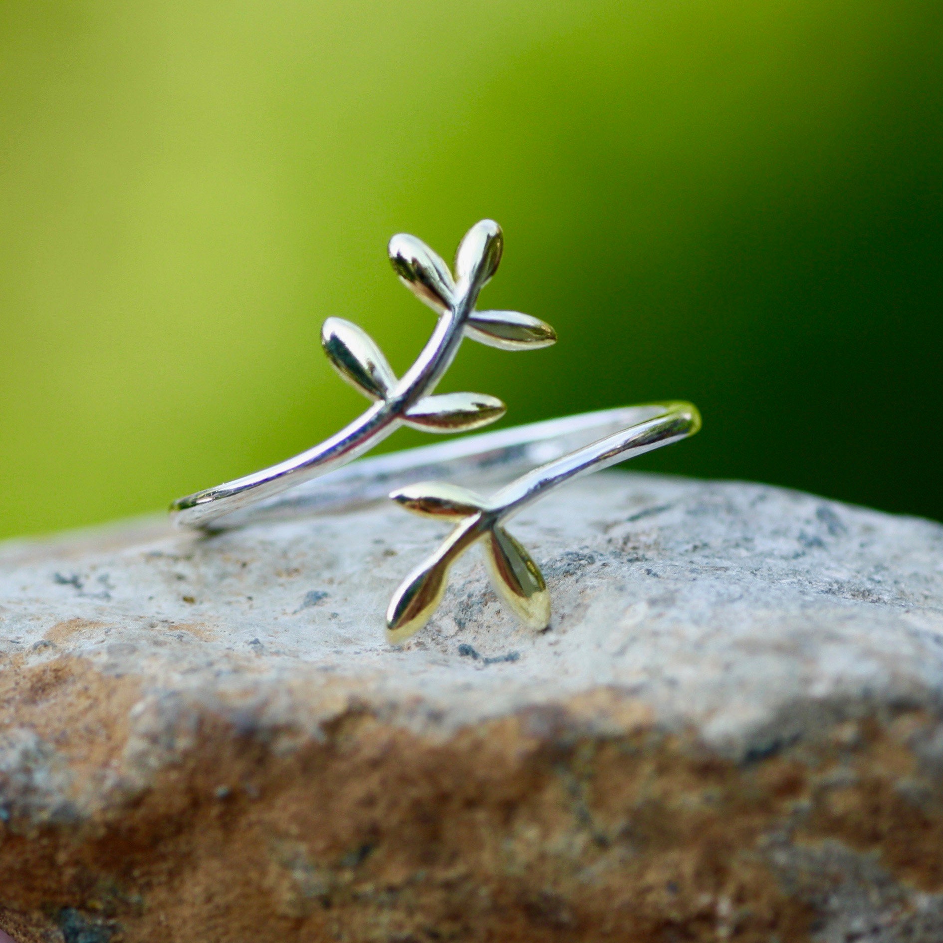 Zwei Ton Oliven Zweig Ring Silber Und Gold, Handgemacht, Aus Kanada, Größenverstellbar von BreitJewelryDesigns