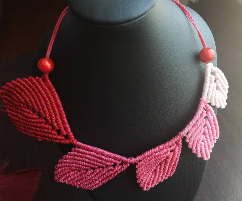 Makramee Halskette Blätter Und Perlen, Rote Rose Cameo-Auftritt von BreizhNouages