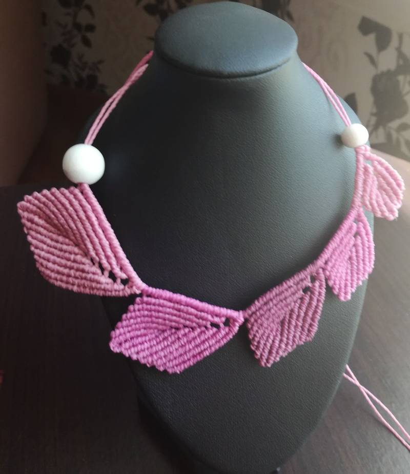 Makramee-Halskette Mit Blättern Und Perlen, Lila-Rosa Camaieu von BreizhNouages