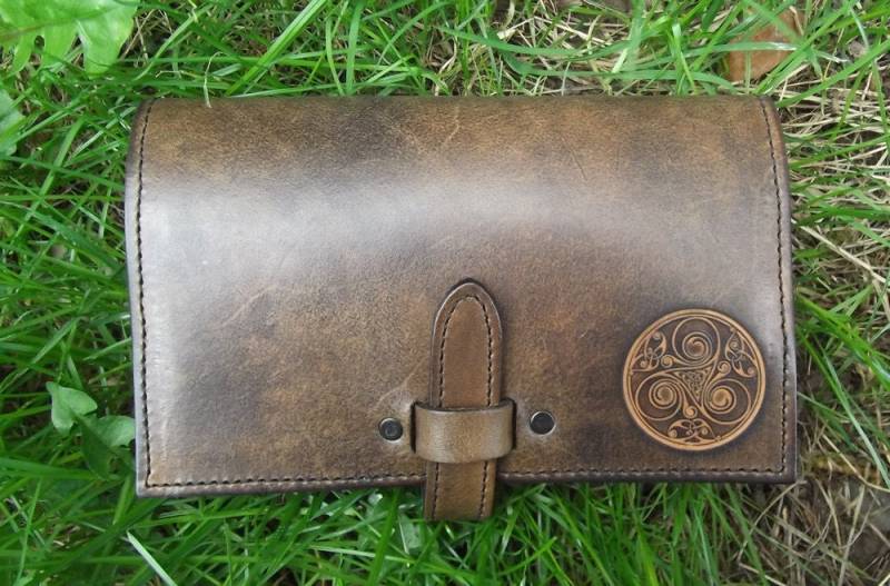 Große Leder Geldbörse, "Begleiter" Dekor Triskell Nummer 2 | 16 Farben Zur Auswahl" von Breizhler