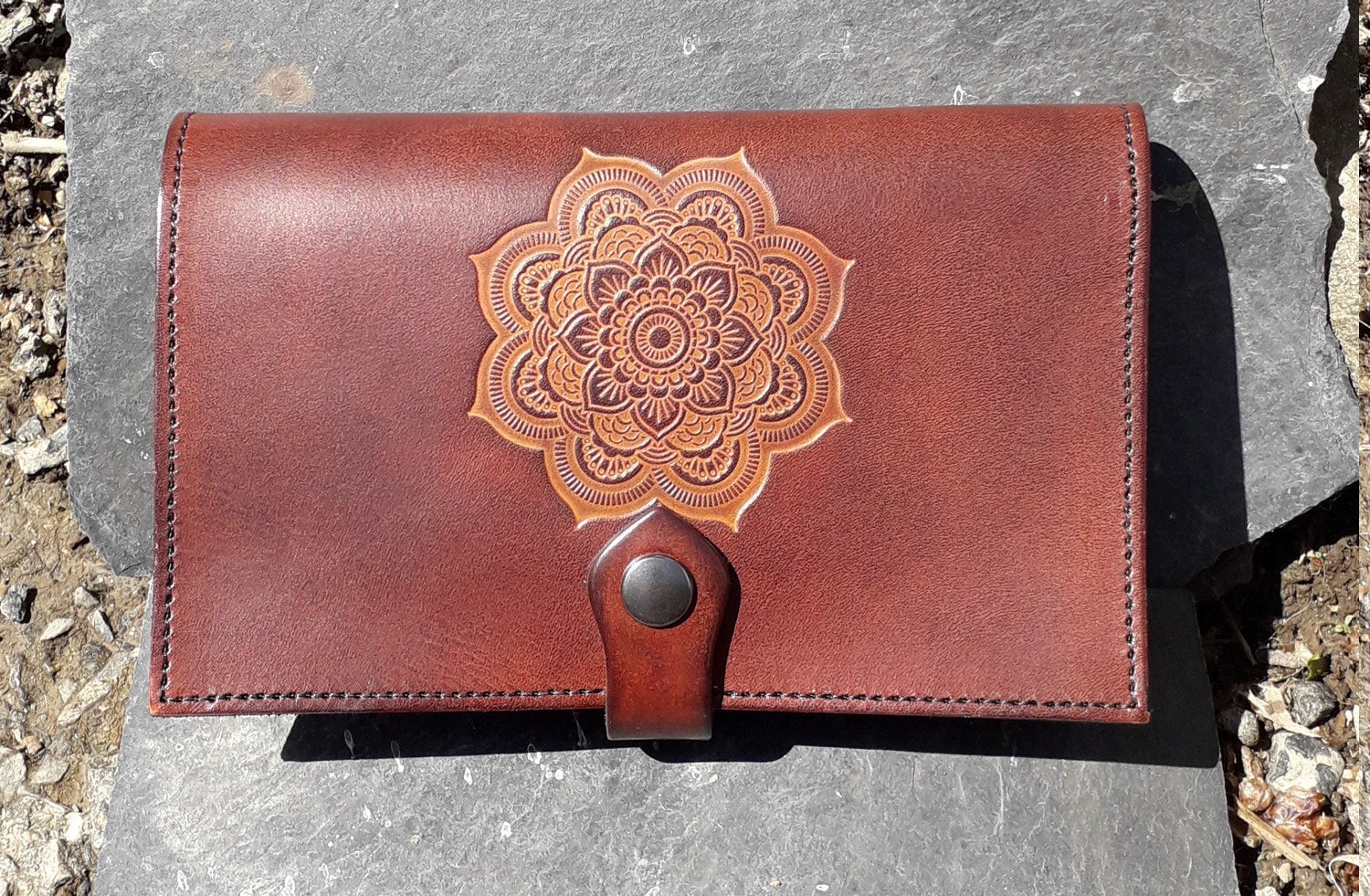 Großes Ledertaschen, "Companion" Grand Lotus Mandala Dekor, Schokoladenbraune Farbe | 16 Farben Zur Auswahl von Breizhler