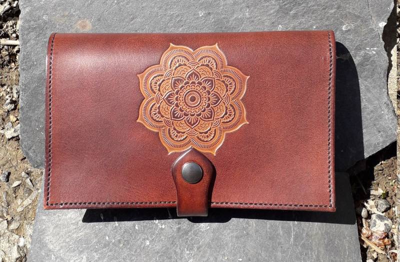 Großes Ledertaschen, "Companion" Grand Lotus Mandala Dekor, Schokoladenbraune Farbe | 16 Farben Zur Auswahl von Breizhler