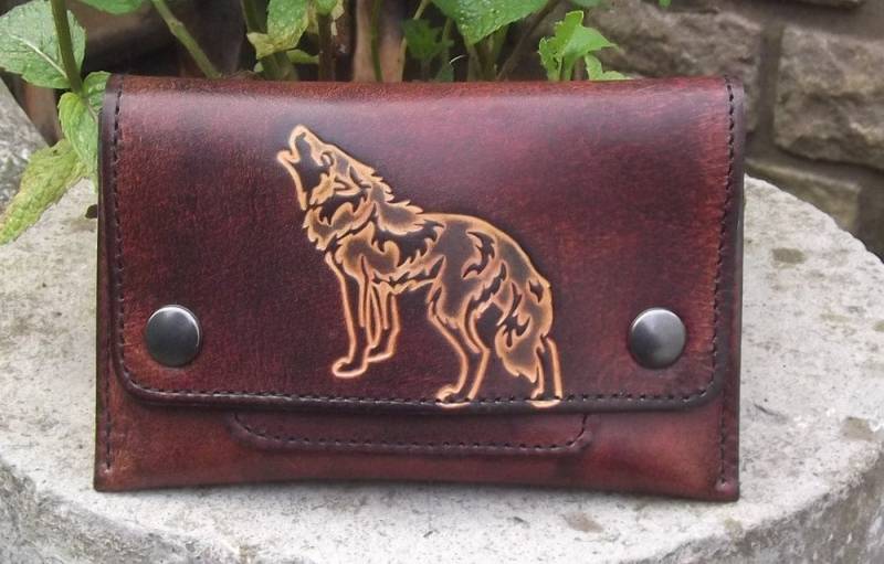 Halbstarrleder Tabak Witz Dekor Wolf Farbe Schokolade 16 Farben Ihrer Wahl von Breizhler