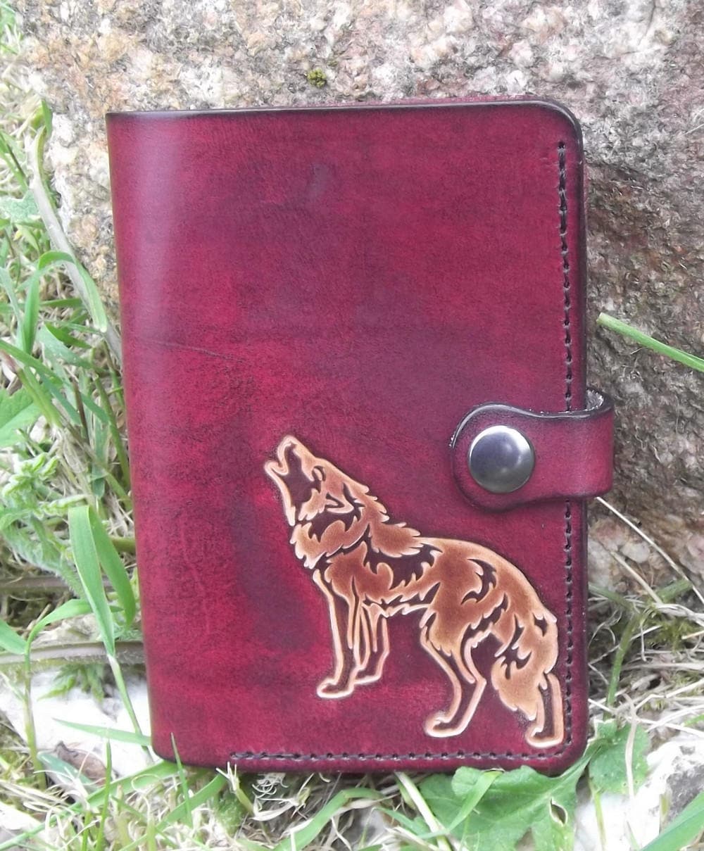 Handgefertigte Geldbörse Aus Leder, Dekor „Heulender Wolf", Farbe Burgund | 16 Weitere Farben Zur Auswahl von Breizhler