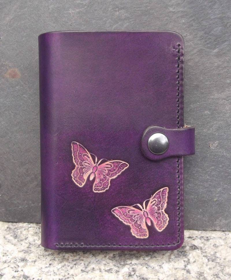 Handgefertigte Leder-Geldbörse, Dekor Schmetterlinge, 2 Versionen | 16 Farben von Breizhler