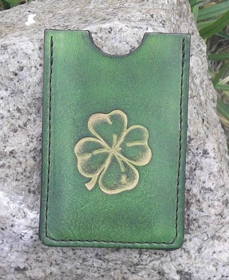 Handgefertigte Leder Karte Fall Ende 4-Kleeblatt, Grün Dekor Anis | 16 Couleur Stattfindenden von Breizhler