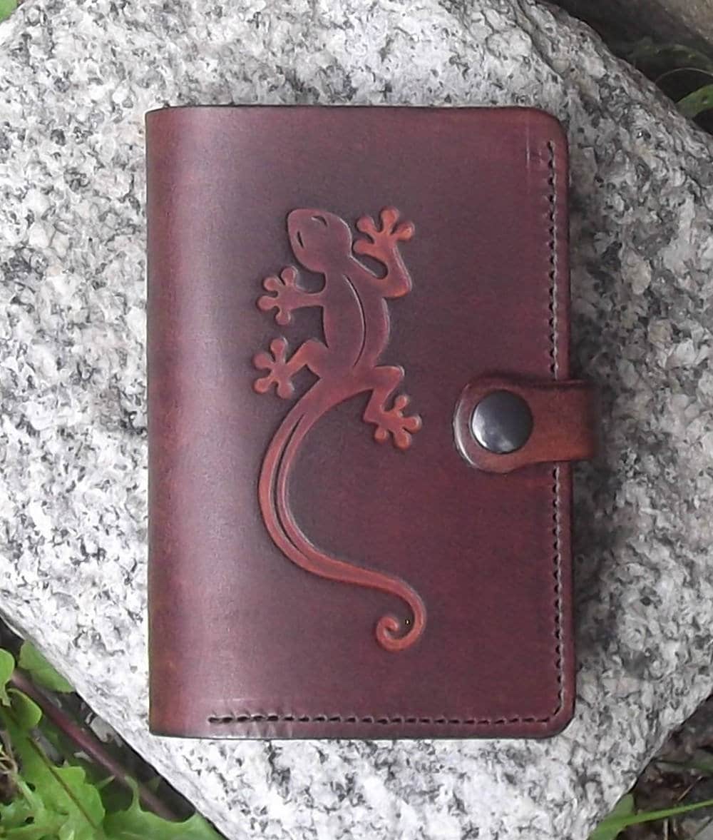 Handgefertigte Leder-Portemonnaie, 2 Versionen, Große Salamander | Gecko | 16 Farben von Breizhler