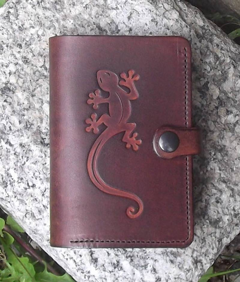 Handgefertigte Leder-Portemonnaie, 2 Versionen, Große Salamander | Gecko | 16 Farben Handgefertigte Leder-Portemonnaie, 2 Versionen, Große Salamander | Gecko | 16 Farben von Breizhler