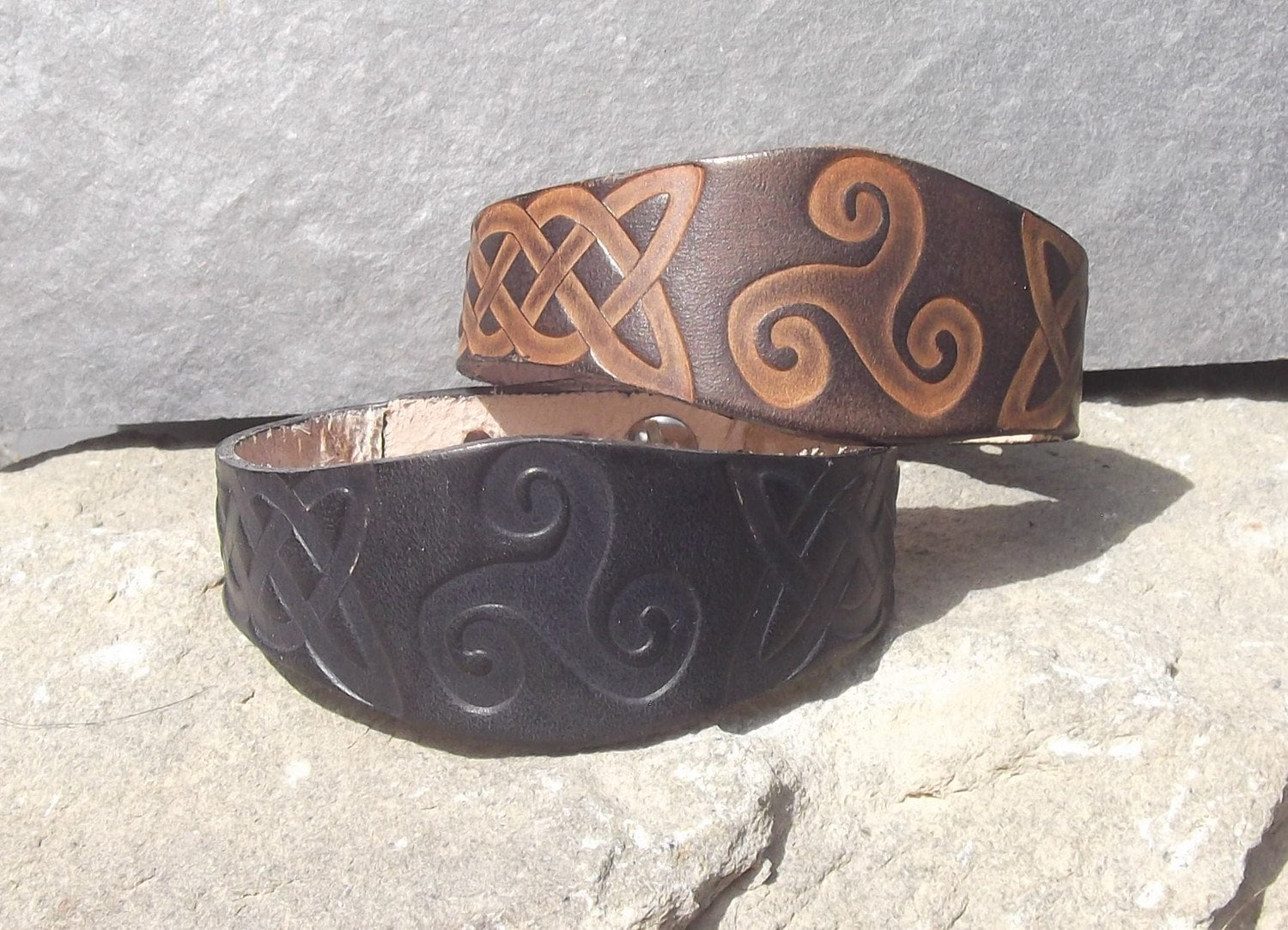 Handgefertigtes Lederarmband Mit Triskelion Und Flechtdekor, Viele Farben Zur Auswahl von Breizhler