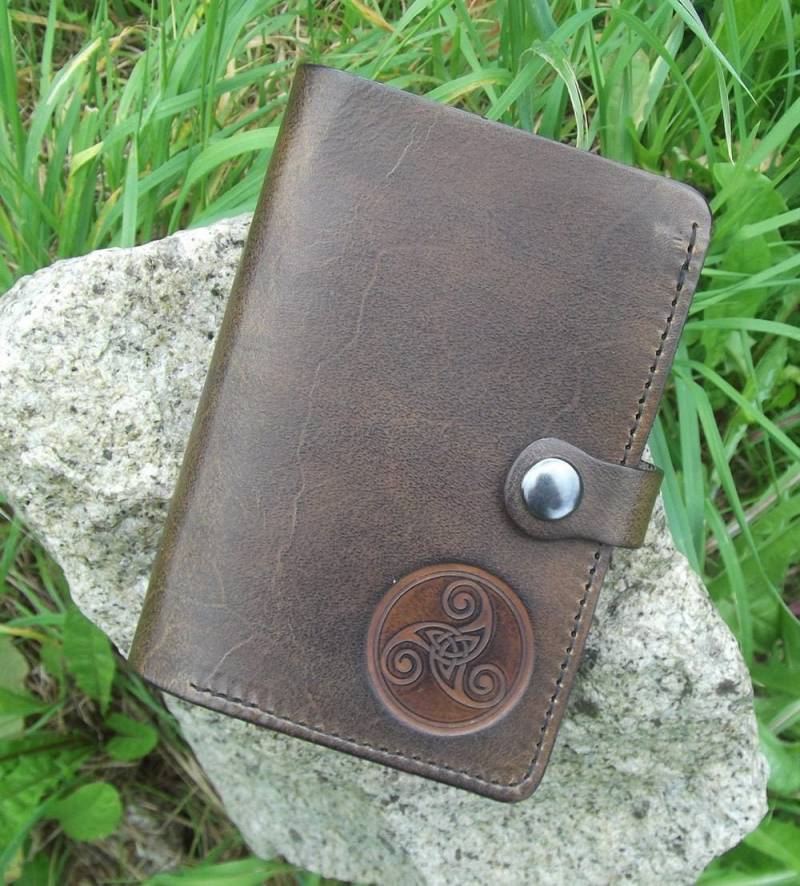 Handwerker-Portfolio-Leder, 2 Versionen, Dekor Triskell Nummer 3 | 16 Farben von Breizhler