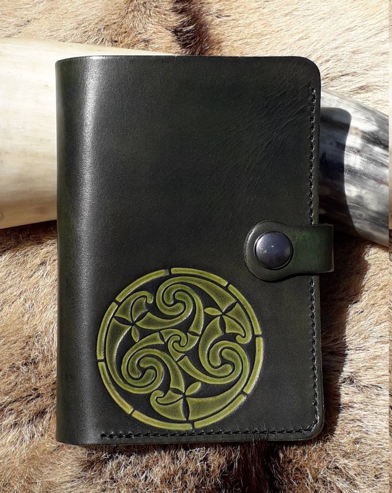 Handwerkliches Portemonnaie in Komplettem Leder, Dekor "Grand Triskell 6", Antikes Grün Auf Dem Foto | 16 Weitere Farben Zur Auswahl von Breizhler