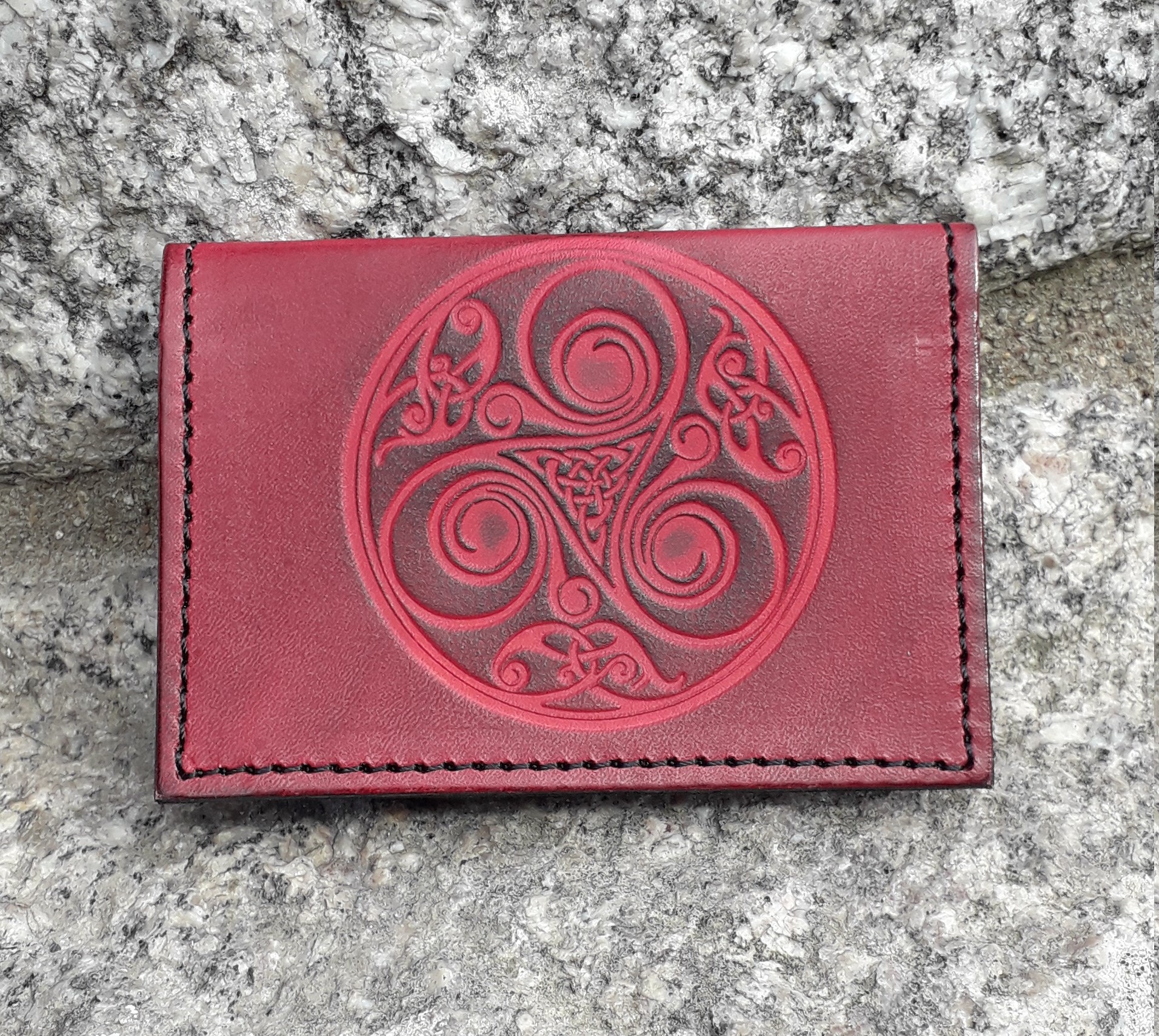 Kartenetui Aus Leder, Großes Triskell-Dekor Mit Der Nummer 2 | 16 Farben Verfügbar, Anti-Rfid-Blockierung Optional/Burgunderrot Auf Dem Foto von Breizhler
