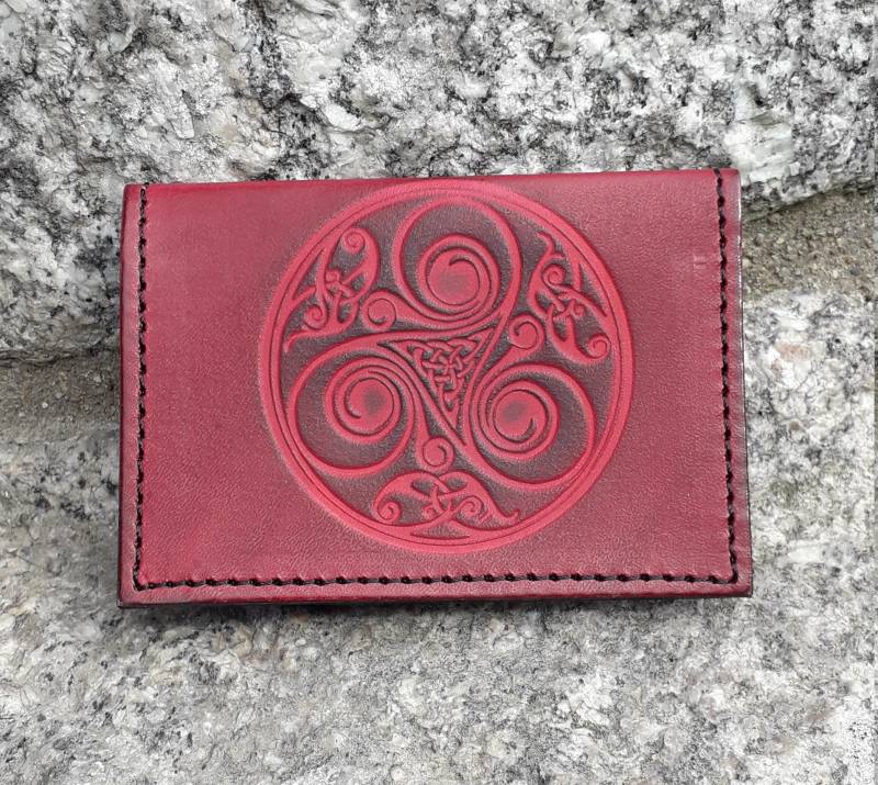 Kartenetui Aus Leder, Großes Triskell-Dekor Mit Der Nummer 2 | 16 Farben Verfügbar, Anti-Rfid-Blockierung Optional/Burgunderrot Auf Dem Foto von Breizhler
