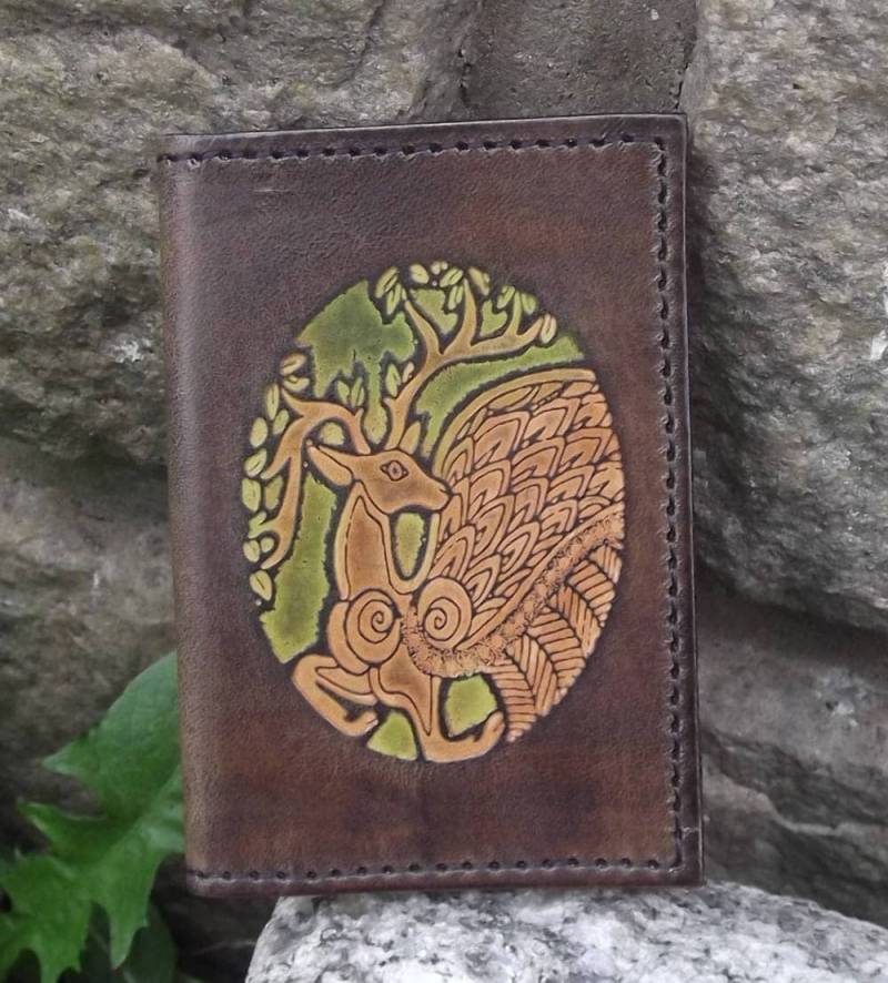 Kartenetui Aus Leder „Chimeric Deer", Farbe Braun-Eiche Und Grün | 16 Farben Verfügbar, Anti-Rfid-Blockierung Optional von Breizhler