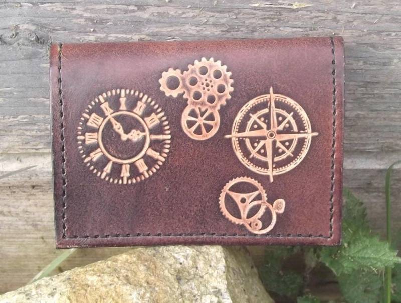 Kartenetui Aus Leder Mit Steampunk-Dekor, Schokoladenbraun | 16 Farben Verfügbar. Optionale Anti-Rfid-Blockierung von Breizhler