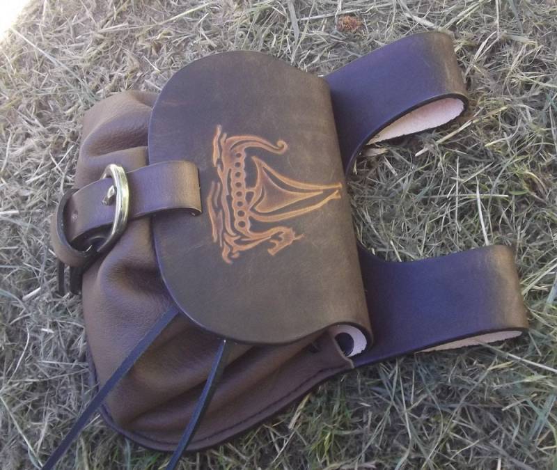 Kleine Geldbörse Leder, Muster Viking Drakkar, Farbwahl | Braune Eiche Abgebildet von Breizhler