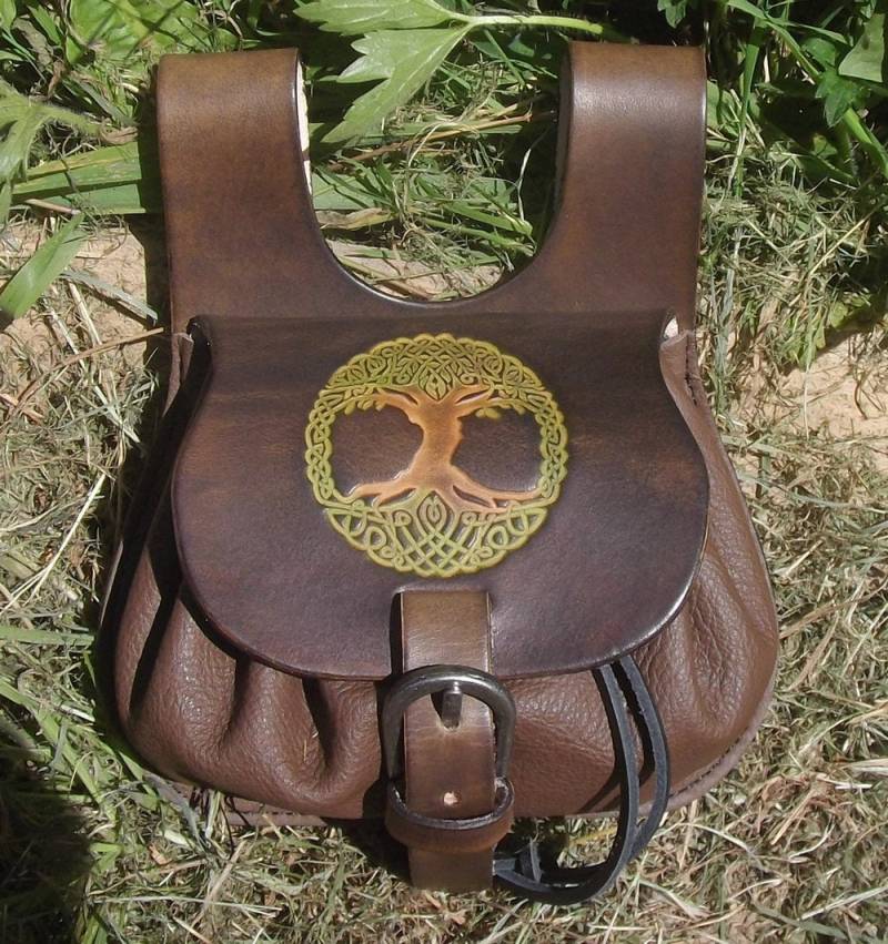 Kleine Ledertasche, Motiv Lebensbaum, Farbe Ihrer Wahl | Auf Dem Foto Eichenbraun von Breizhler